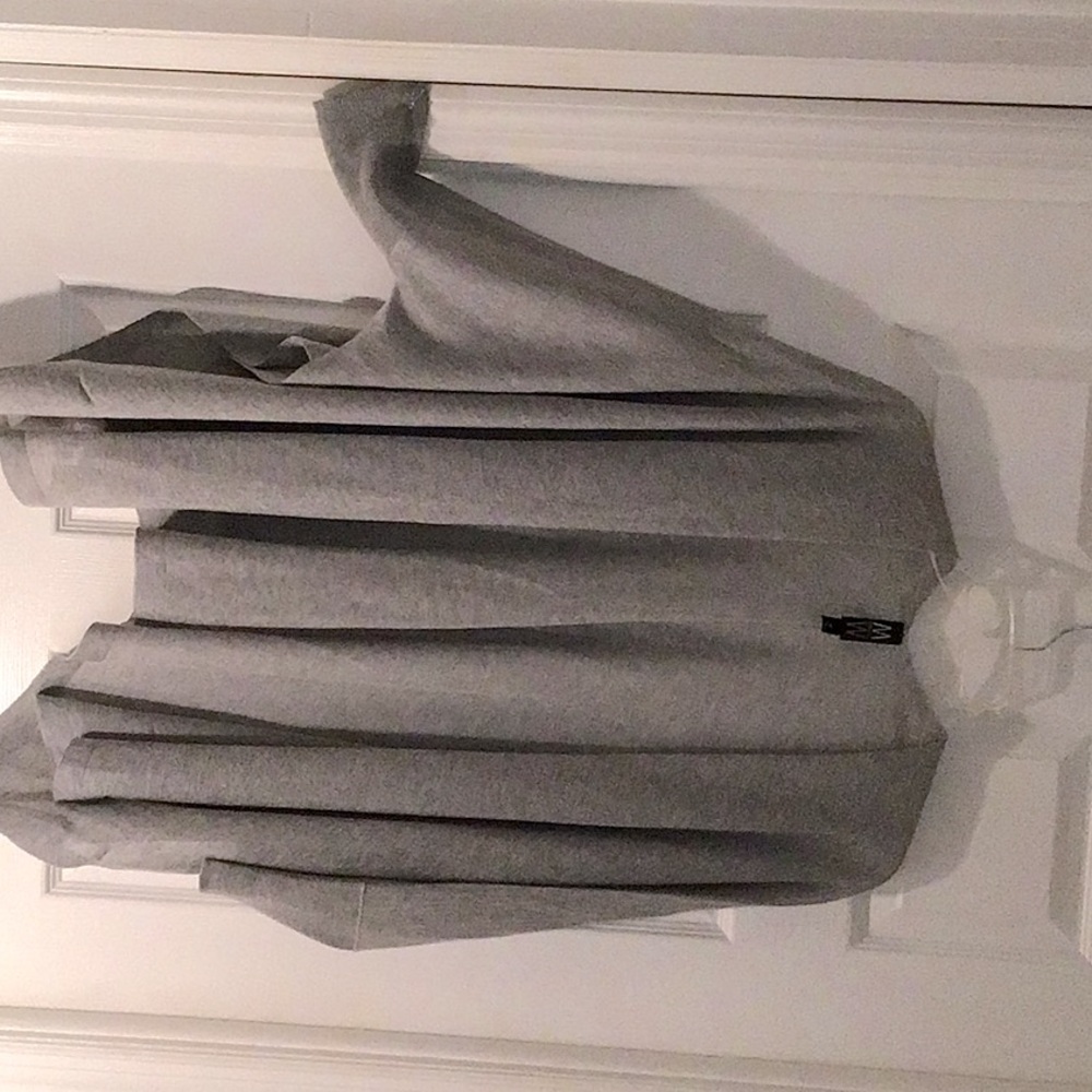 Beautiful Marla Wynne topper in an ice grey, size M. NWOT